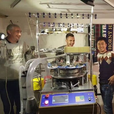 Vollcomputergestützte kreisförmige Strickmaschine zur Herstellung von Mützen und Schals