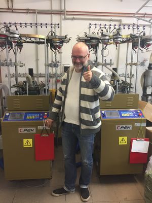 Vollcomputergestützte kreisförmige Strickmaschine zur Herstellung von Mützen und Schals