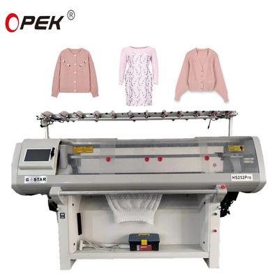 Flachbettstrickmaschine mit Doppelsystem und Einfahrzeug für das Herstellen von Kragen und Pullover