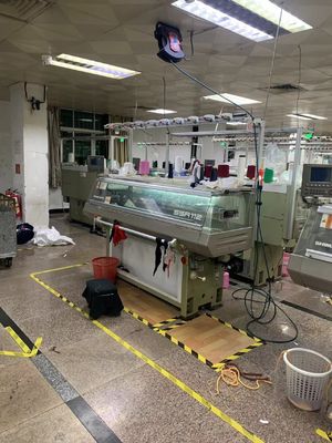 Flachstrickmaschine 80 Zoll für niedrige Wartungskosten und doppelten Trägerkragen
