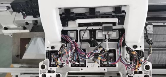 Computergestützte Flachstrickmaschine für verschiedene Produkte