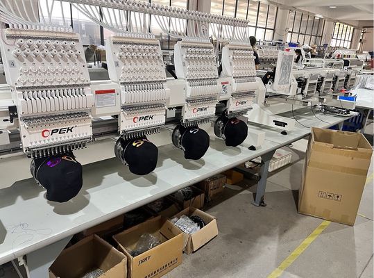 2800*1200mm Arbeitstischgröße Industrielle Maschine zur Computergestützten Hutstickerei mit mehreren Nadeln