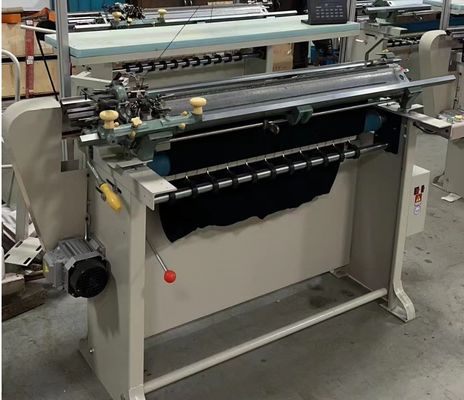 Einfachfahrbare halbautomatische Flachstrickmaschine mit drei Systemen 2790*2010*940mm