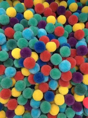 Erleben Sie Warp-Netting wie nie zuvor mit 5000PCS/HOUR Schlüsselketten-Pompom-Maschine