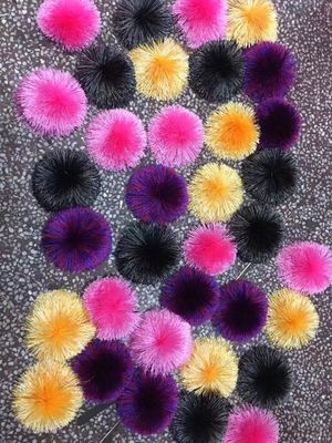 Erleben Sie Warp-Netting wie nie zuvor mit 5000PCS/HOUR Schlüsselketten-Pompom-Maschine