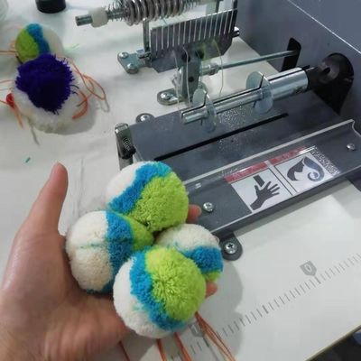 1.5-15cm Strickbreite Hochgeschwindigkeits-Pompom-Macher-Maschine mit 7 GG Gauge