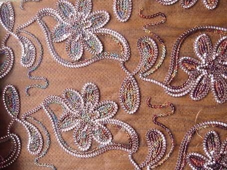 Computergestützte Maschine zur Zweithand-Embroiderung von Jeans